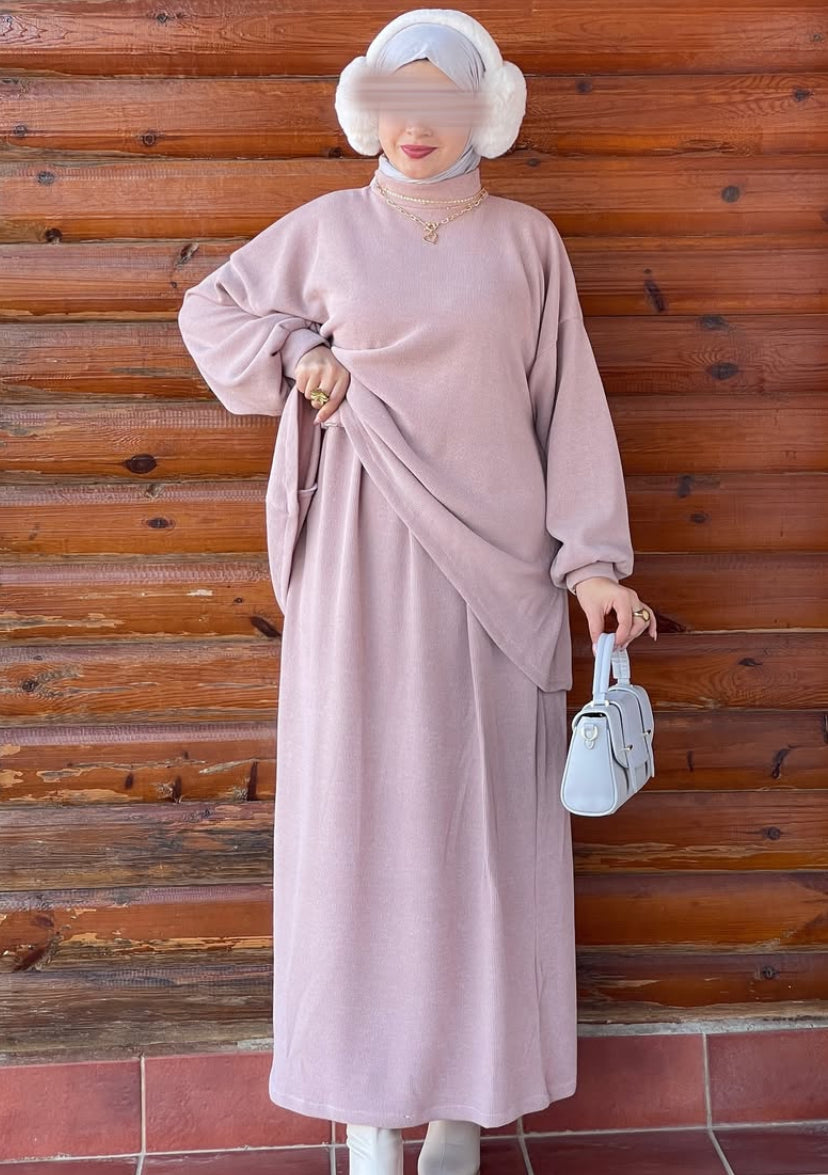 طقم شتوي راقي ومريح – ستايل محتشم بأنوثة بسيطة